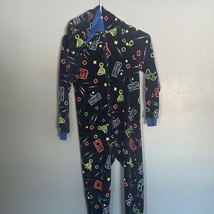 Onesie pajamas size 8/10 so soft video game print